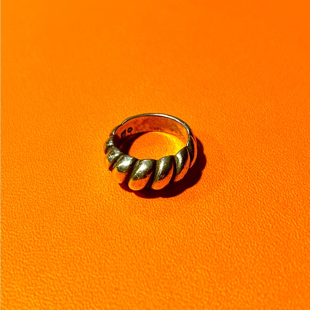 Retired JAMES AVERY 925 Sterling silver small ribbed dome ring, size